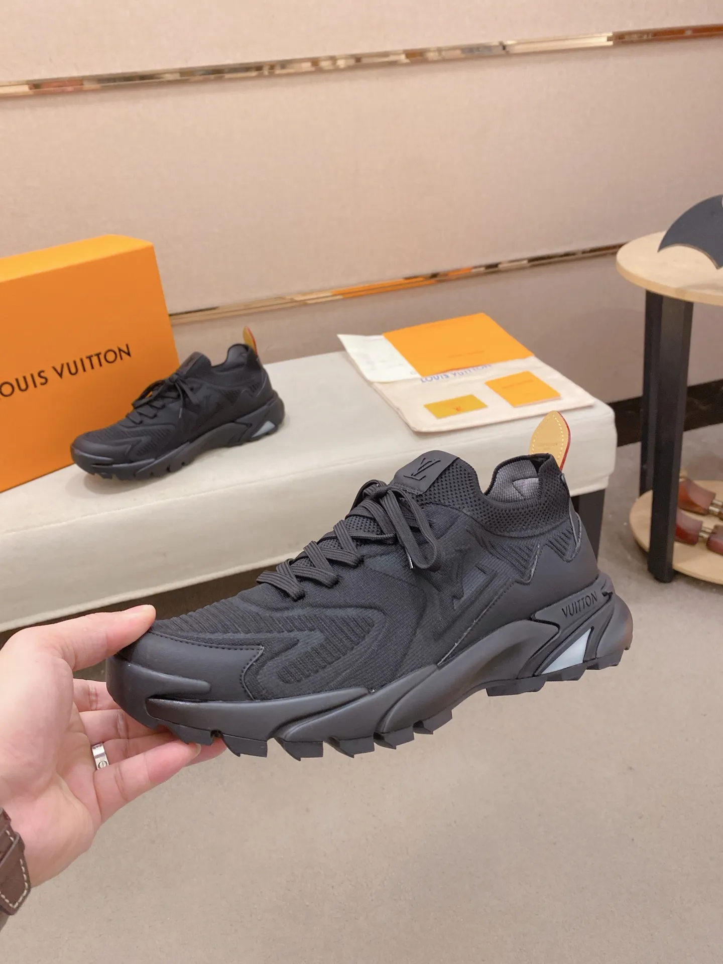 Men's Men's Shoes💰: 620💰The high version of the LV Runner Tatic sneakers are made of a whole piece of technical knitting to create an easy-to-take-on design, and are trimmed with cow leather to outline the upper. The LV logo on the side creates a dynamic feel among the textures, and the leather back strap is shaped like the handle fasteners in the Louis Vuitton leather goods collection. Mixed materials Laces Louis Vuitton accents Rubber outsole with Vuitton logo Size 39-44 Customizable 38.45.46